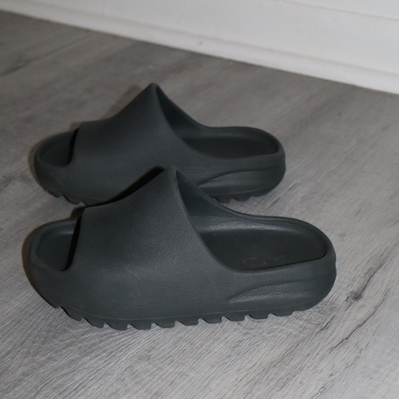 Adidas Yeezy Slide in Dark Onyx - Picture 4 of 5
